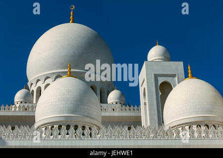 Abu Dhabi, Emirats Arabes Unis - en dômes de la célèbre Grande Mosquée de Sheikh Zayed dans la capitale. Banque D'Images