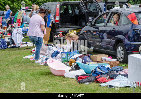 Le coffre d'une voiture à vendre à Prospect Park à Reading, au Royaume-Uni. Banque D'Images