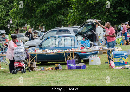 Le coffre d'une voiture à vendre à Prospect Park à Reading, au Royaume-Uni. Banque D'Images