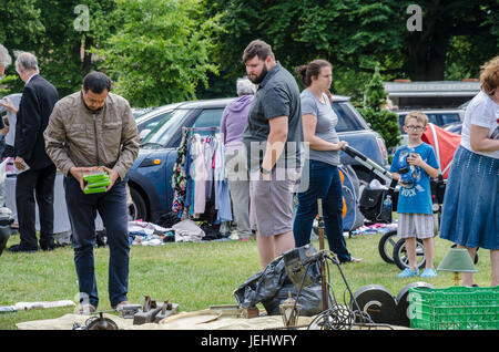 Le coffre d'une voiture à vendre à Prospect Park à Reading, au Royaume-Uni. Banque D'Images