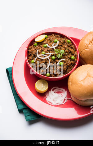 Masala indien Kheema Pav ou khima ou sèche la viande hachée épicée habituellement servi avec pain plat indien appelé kulcha/roti/chapati, garnie de petits pois Banque D'Images