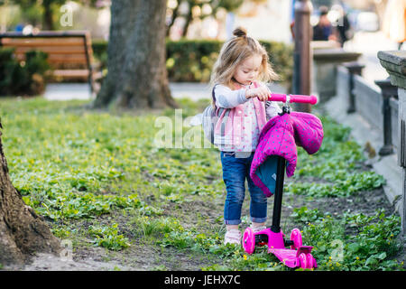 Petite fille qui marche dans le parc Banque D'Images