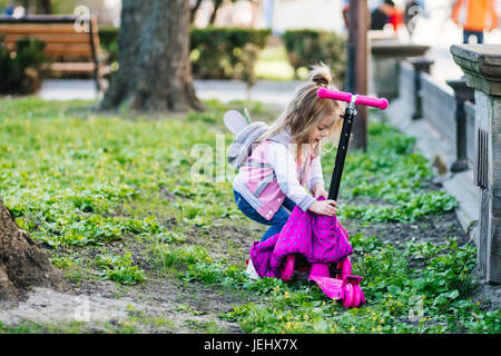 Petite fille qui marche dans le parc Banque D'Images