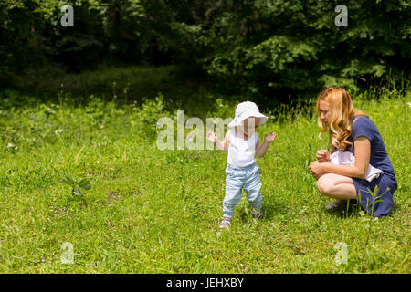 Mère et fille dans la nature Banque D'Images