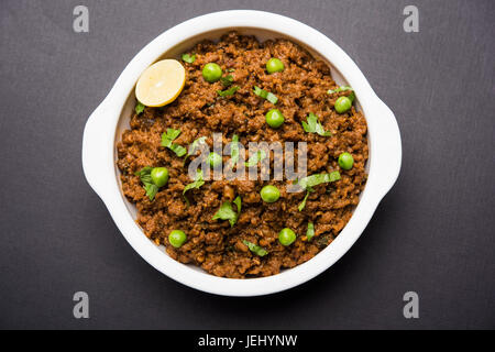 Masala indien Kheema Pav ou khima ou sèche la viande hachée épicée habituellement servi avec pain plat indien appelé kulcha/roti/chapati, garnie de petits pois Banque D'Images