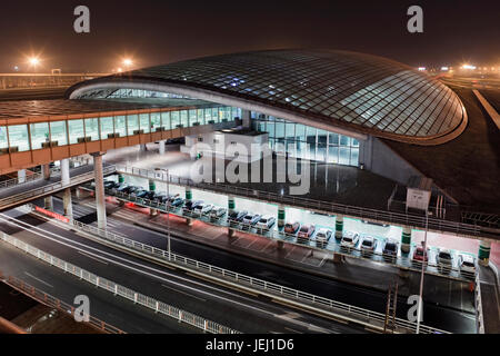 Vue sur la gare illuminée de l'aéroport international de Beijing Capital, terminal 3, la nuit. Banque D'Images