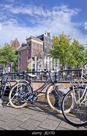 AMSTERDAM-AOÛT. 27, 2014. Vélo Hollandia stationné contre la rampe. Holandia (1886) est une marque néerlandaise. Le plus important des motos néerlandaises est la position verticale. Banque D'Images