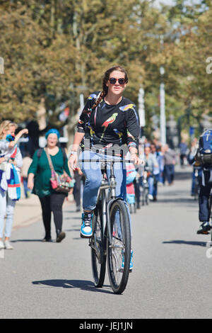 AMSTERDAM-AUG. 24, 2014. Fille à la mode cycle profiter dans le Vondelpark. Le parc de 47 hectares par an a autour de 10 millions de visiteurs et est nommé d'après Banque D'Images