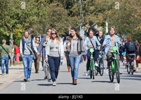 AMSTERDAM-AOÛT. 24, 2014. Les femmes à pied et à vélo s'amusent dans le Vondelpark. Le parc de 47 hectares compte annuellement 10 millions de visiteurs. Banque D'Images