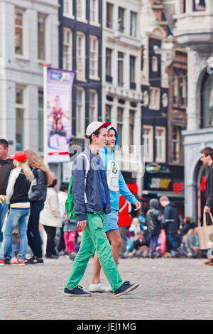 AMSTERDAM-AOÛT. 26, 2014. Touristes sur la place du Dam. Amsterdam est la ville néerlandaise la plus visitée (4.3 millions d'invités étrangers), appelée Venise du Nord. Banque D'Images