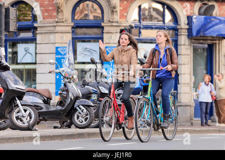 AMSTERDAM-26 AOÛT 2014. Jolies filles hollandaises sur un vélo. Dans une ville de 800,000 personnes, il y a 880,000 vélos. Banque D'Images