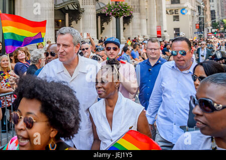 New York, USA. 25 Jun, 2017. Des centaines de participants ont assisté à la 47e anniversaire de fierté de mars. NYC Pride est une journée de plaisir et de fête dans le nom de l'égalité, attirant des milliers de visiteurs de l'état et les réunit avec les résidents, les familles, et les dirigeants communautaires. La première a eu lieu en mars 1970 et est depuis devenu une manifestation annuelle de droits civils. Credit : PACIFIC PRESS/Alamy Live News Banque D'Images