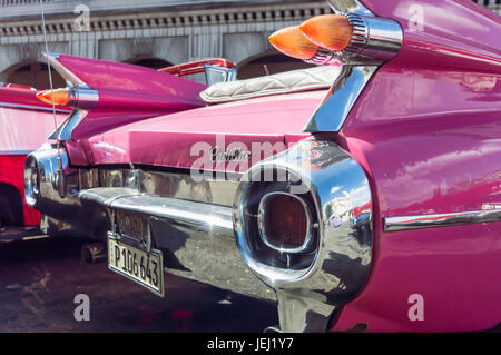 La HAVANE, CUBA - AVRIL 18 : Détail d'un américain classique rose Cadillac voiture ; le 18 avril 2016, à La Havane Banque D'Images