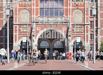 AMSTERDAM-AUG. 27, 2014. Passage inférieur à cycle Rijksmuseum (Musée de l'État). C'est le Dutch National musée consacré aux arts et d'histoire situé au M Banque D'Images