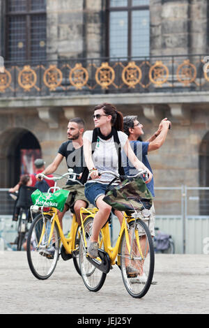 AMSTERDAM-AOÛT. 19, 2012. Touristes cyclistes à la place du Dam. 38% du trafic dans la ville est en vélo, 37% en voiture, 25% en transports publics. Banque D'Images