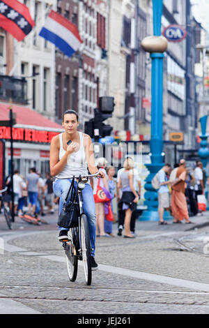 AMSTERDAM-AOÛT. 19. Cycliste fille. Dans A'dam 38% du trafic dans la ville est en vélo, 37% en voiture, 25% en transports publics. Banque D'Images