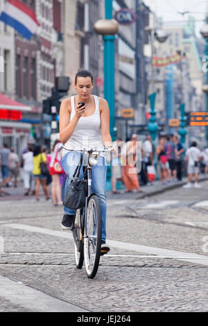 AMSTERDAM-AOÛT. 19, 2012. Cycliste fille à Dam Square. 38% du trafic dans la ville est en vélo, 37% en voiture, 25% en transports en commun. Banque D'Images