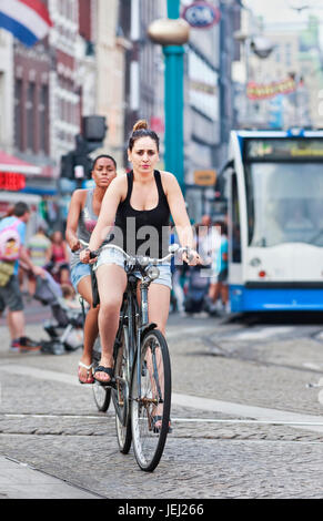 AMSTERDAM-AUG. 19, 2012. Les femmes à vélo, le mardi 19 août à Amsterdam. 38 % de la circulation dans la ville est en vélo , 37 % en voiture, 25  % en transports en commun. Banque D'Images