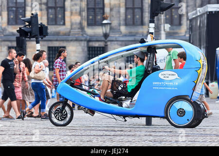 AMSTERDAM-AOÛT. 19. Pousse-pousse sur la place du Dam. 38% des mouvements de la circulation à A’dam sont en vélo, 37% en voiture, 25% en transports en commun. Au centre, 57% en vélo. Banque D'Images