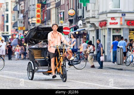 AMSTERDAM-AOÛT. 19. Pousse-pousse sur la place du Dam. 38% des mouvements de la circulation à A’dam sont en vélo, 37% en voiture, 25% en transports en commun. Au centre, 57% en vélo. Banque D'Images