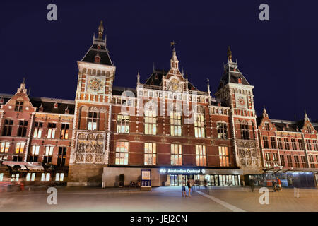 AMSTERDAM-AOÛT. 17, 2012. Gare centrale la nuit. Le bâtiment médiéval est une attraction, il sert de centre de nombreux départs. Banque D'Images