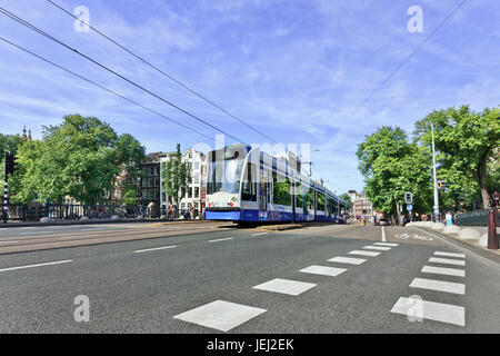 AMSTERDAM-AOÛT. 18, 2012. Tram à Amsterdam. Les transports en ville existent principalement en vélo et en transports en commun. Amsterdam a 16 lignes différentes. Banque D'Images