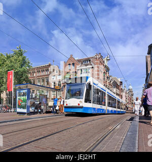 AMSTERDAM-AOÛT. 18, 2012. Tram en centre ville. Les transports en ville existent principalement en vélo et en transports en commun. Amsterdam dispose de 16 lignes de tramway différentes. Banque D'Images