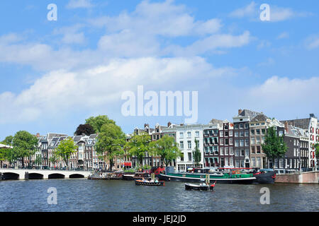 Amsterdam est connue sous le nom de Venise du Nord, son merveilleux canal belt a finalement été ajouté à la liste du patrimoine mondial en juillet 2010. Banque D'Images