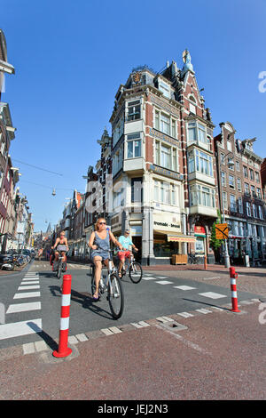 AMSTERDAM-AOÛT. 19, 2012. Cycliste dans le centre historique. Les bicyclettes sont plus nombreuses que les gens d'Amsterdam : 760,000 citoyens et près d'un million de vélos. Banque D'Images