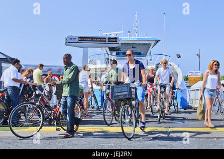 AMSTERDAM-AOÛT. 19, 2012. Cyclistes et piétons à l'arrivée du traversier. Avec 175 nationalités différentes est Amsterdam la ville la plus multiculturelle du monde. Banque D'Images