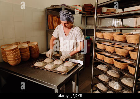 Pétrir la pâte et former Baker miche de pain Banque D'Images