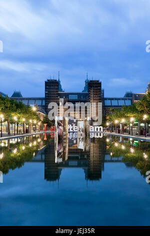 AMSTERDAM-.21 JUILLET 2009. Place des musées la nuit. C'est ce qu'on appelle la « place du musée » car le Rijksmuseum, le musée Van Gogh et le musée Stedelijk y sont situés. Banque D'Images