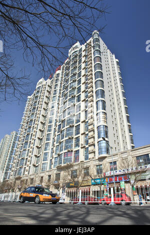 PÉKIN-31 MARS 2012. Appartements de luxe contre un ciel bleu dans le quartier de Beijing Chaoyang. Banque D'Images