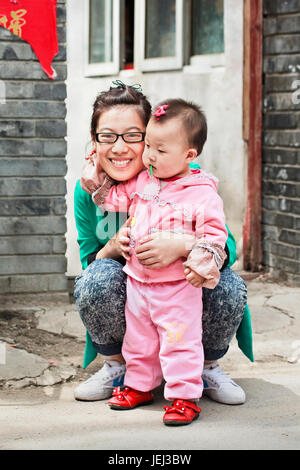 PÉKIN-28 AVRIL 2012. Mère gaie avec enfant. Depuis 1979, la Chine a une politique stricte de l'enfant unique. Les familles dans les zones urbaines ont un enfant. Banque D'Images