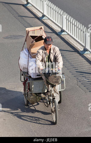 PÉKIN – 17 OCTOBRE 2011. 2010. Vélo de transport sur la route. Bien que leur nombre diminue, les vélos cargo sont encore un mode de transport populaire. Banque D'Images