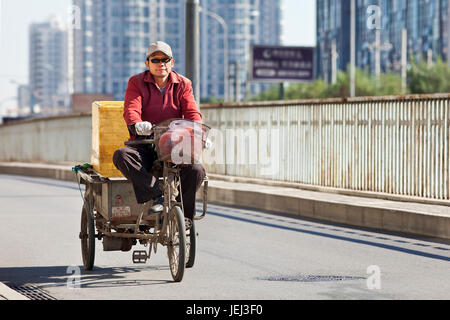 PÉKIN – OCTOBRE. 25, 2011. 2010. Vélo de transport sur la route. Bien que leur nombre diminue, les vélos de cargaison sont encore le mode de transport populaire en Chine. Banque D'Images