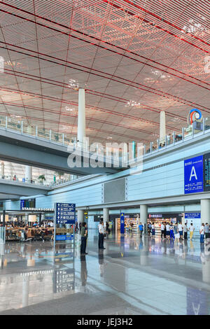 PÉKIN-15 JUILLET 2016. Spacieux hall d'arrivée avec sol brillant, aéroport international de Beijing Capital, terminal 3. Banque D'Images