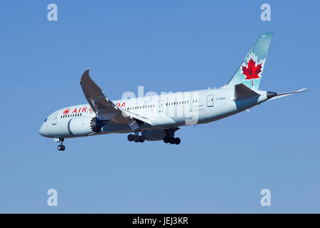 PÉKIN-18 FÉVRIER 2015. Air Canada C-GHPX, Boeing 787-8 Dreamliner débarque. Le Dreamliner est un jet d'air à double moteur de taille moyenne et longue portée. Banque D'Images