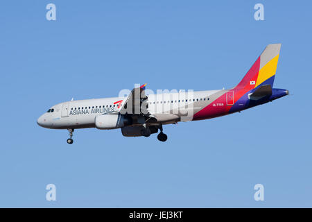 À BEIJING, le 18 février 2015. Asiana Airlines HL8704s, l'Airbus A320-200 est l'atterrissage. L'Airbus A320 est un moteur deux-courte à moyenne gamme corps étroit airl Banque D'Images