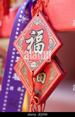 PÉKIN-10 AOÛT 2015. Cartes de souhaits ornées accrochées sur un rack dans un temple bouddhiste. Selon une vieille tradition bouddhiste, les adorateurs achètent des cartes de souhaits. Banque D'Images