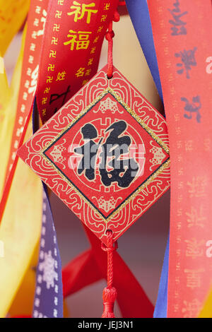 PÉKIN-10 AOÛT 2015. Cartes de souhaits ornées accrochées sur un rack dans un temple bouddhiste. Selon une vieille tradition bouddhiste, les adorateurs achètent des cartes de souhaits. Banque D'Images