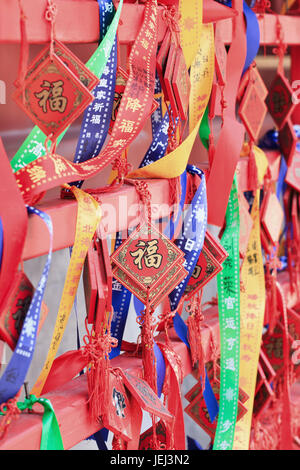 PÉKIN-10 AOÛT 2015. Cartes de souhaits ornées accrochées sur un rack dans un temple bouddhiste. Selon une vieille tradition bouddhiste, les adorateurs achètent des cartes de souhaits. Banque D'Images