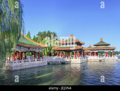 BEIJING-août. 25, 2016. Pavillon du Parc Beihai. Ancien jardin impérial (près de la Cité Interdite) construit au 11ème siècle, l'un des plus grands jardins de Chine Banque D'Images