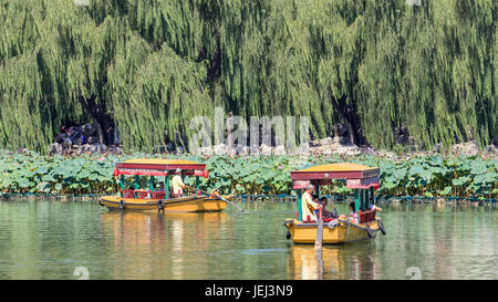 À BEIJING, le 28 août 2016. Style ancien bateau d'excursion au lac de Beihai. L'ancien jardin impérial, construit au 11e siècle. L'un des plus grands jardins chinois Banque D'Images