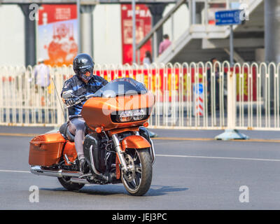 PÉKIN-28 AVRIL 2016. Orange Harley Davidson Road Glide. Nouvelle moto de tourisme hardcore avec un capot aérodynamique, nouvelle caméra Twin Cam 96. Banque D'Images