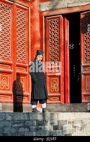BEIJING-DEC. 3, 2011. Moine taoïste au temple Dongyue de Beijing le 3 décembre 2011. C'est le plus grand temple de l'école de Taoïsme de Zhengyi dans le nord de la Chine. Banque D'Images