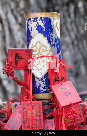 Cartes de souhaits liés autour d'un pôle dans un temple Taoïste, Beijing, Chine Banque D'Images