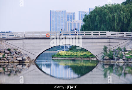 BEIJING-6 JUILLET 2015, Pont dans le parc Niantan à l'aube. Le parc du district de Daxing est le plus grand de la capitale en termes de surface totale. Banque D'Images