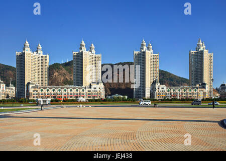 DALIAN-NOV 9, 2012. Appartements à Dalian Xinghai Square. Place de la ville située au nord de la baie de Xinghai, avec une superficie totale de 1,1 million de mètres carrés. Banque D'Images