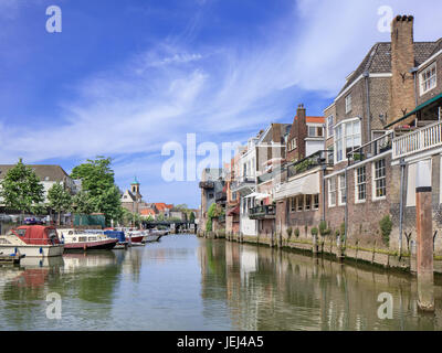Ancien canal dans le centre-ville historique de Dordrecht, Pays-Bas Banque D'Images
